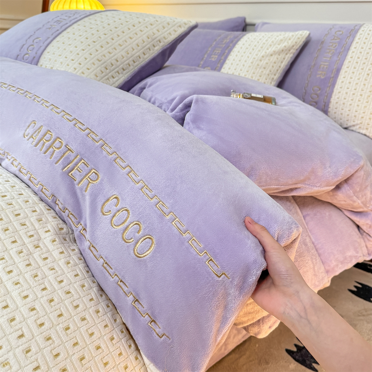 91家纺网 家纺一手货源 找家纺 灰鲸 2025新款牛奶绒刺绣拼接款四件套-威廉 威廉-风铃紫