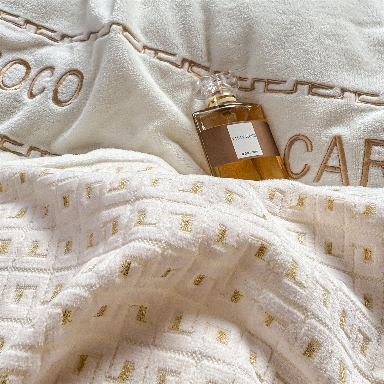 91家纺网 家纺一手货源 找家纺 灰鲸 2025新款牛奶绒刺绣拼接款四件套-威廉 威廉-奶昔白+可可粉