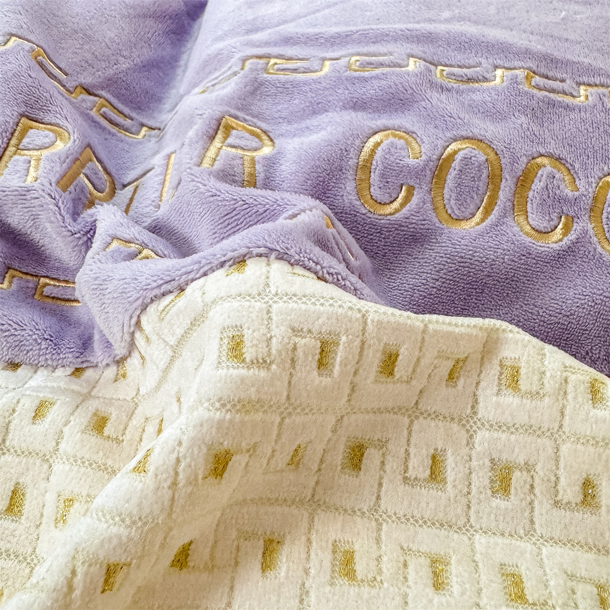 91家纺网 家纺一手货源 找家纺 灰鲸 2025新款牛奶绒刺绣拼接款四件套-威廉 威廉-风铃紫