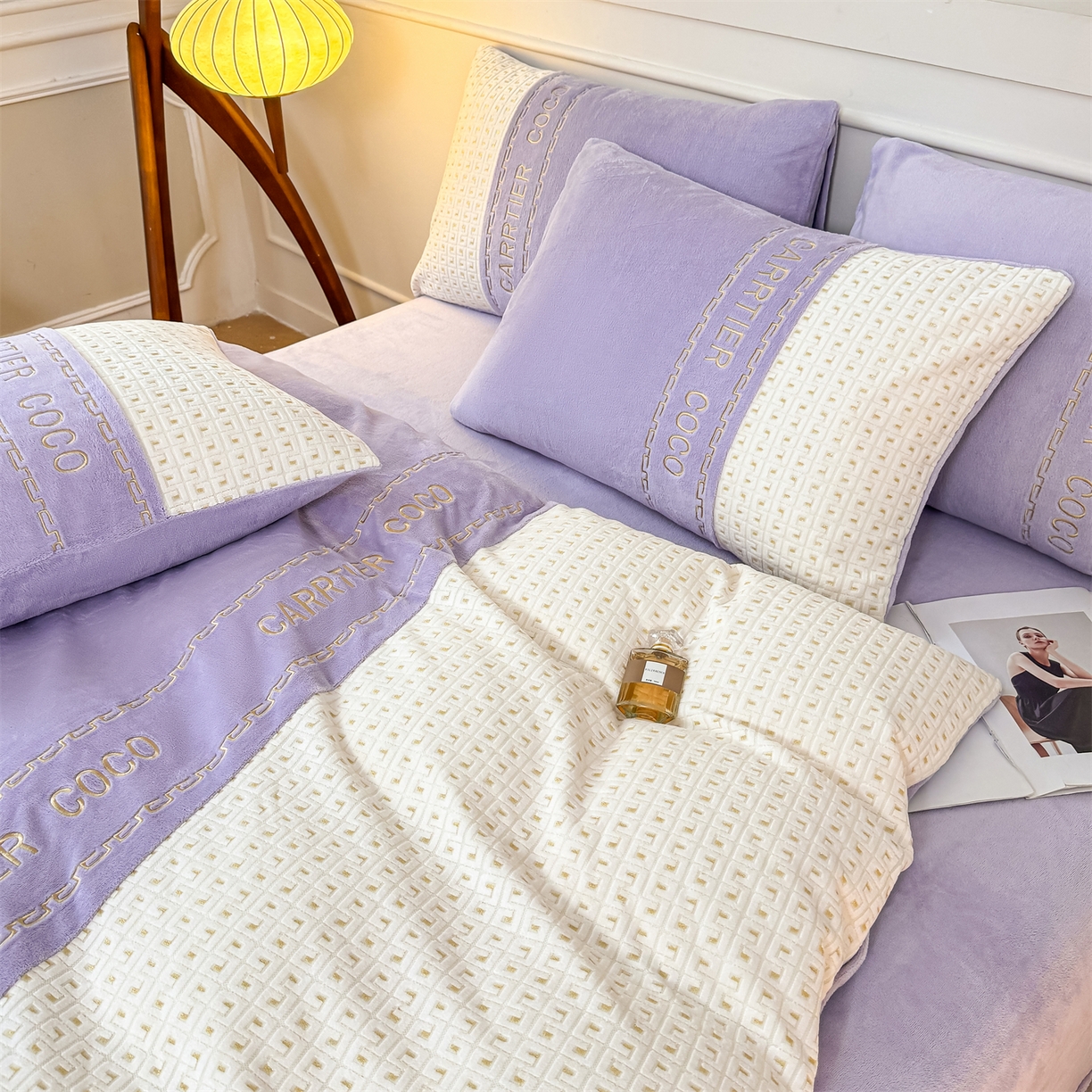 91家纺网 家纺一手货源 找家纺 灰鲸 2025新款牛奶绒刺绣拼接款四件套-威廉 威廉-风铃紫