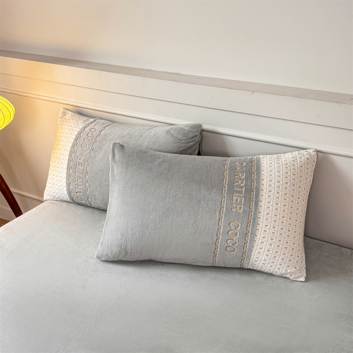 91家纺网 家纺一手货源 找家纺 灰鲸 2025新款牛奶绒刺绣拼接款四件套-威廉 威廉-纳多灰