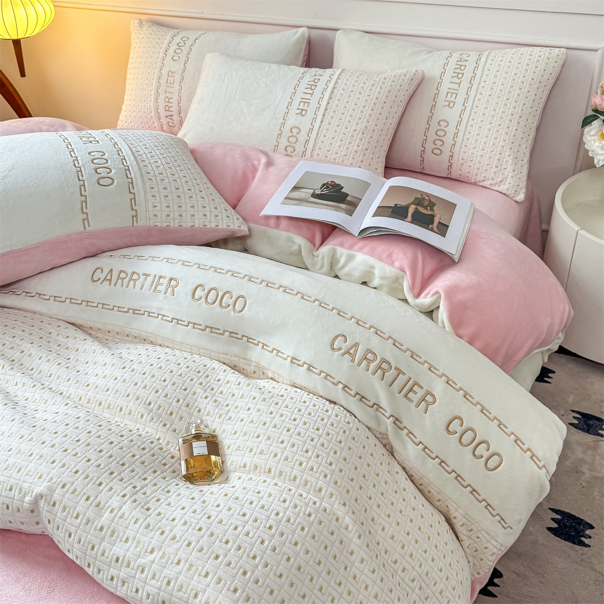 91家纺网 家纺一手货源 找家纺 灰鲸 2025新款牛奶绒刺绣拼接款四件套-威廉 威廉-奶昔白+可可粉