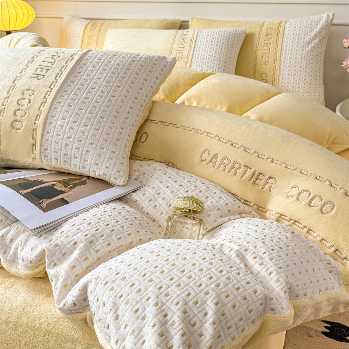 91家纺网 家纺一手货源 找家纺 灰鲸 2025新款牛奶绒刺绣拼接款四件套-威廉 威廉-奶黄