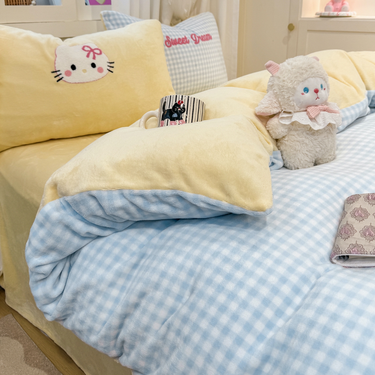 91家纺网 家纺一手货源 找家纺 （总）灰鲸 2025新款牛奶绒毛巾贴布绣四件套-大脸喵系列