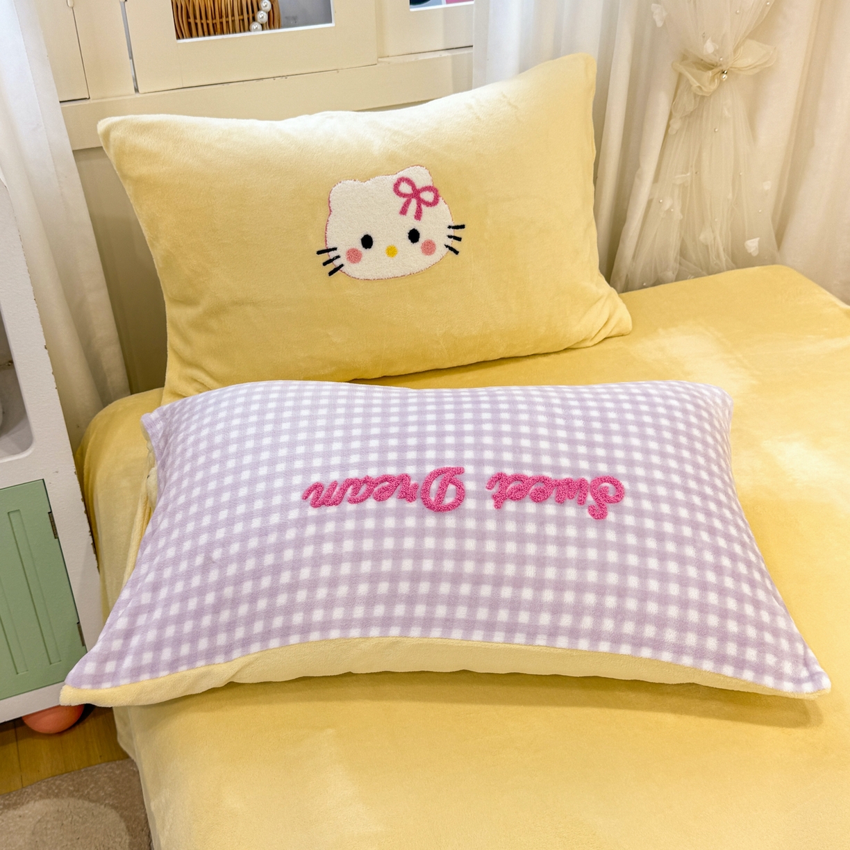 91家纺网 家纺一手货源 找家纺 灰鲸 2025新款牛奶绒毛巾贴布绣四件套-大脸喵系列 大脸喵-紫格+奶油黄