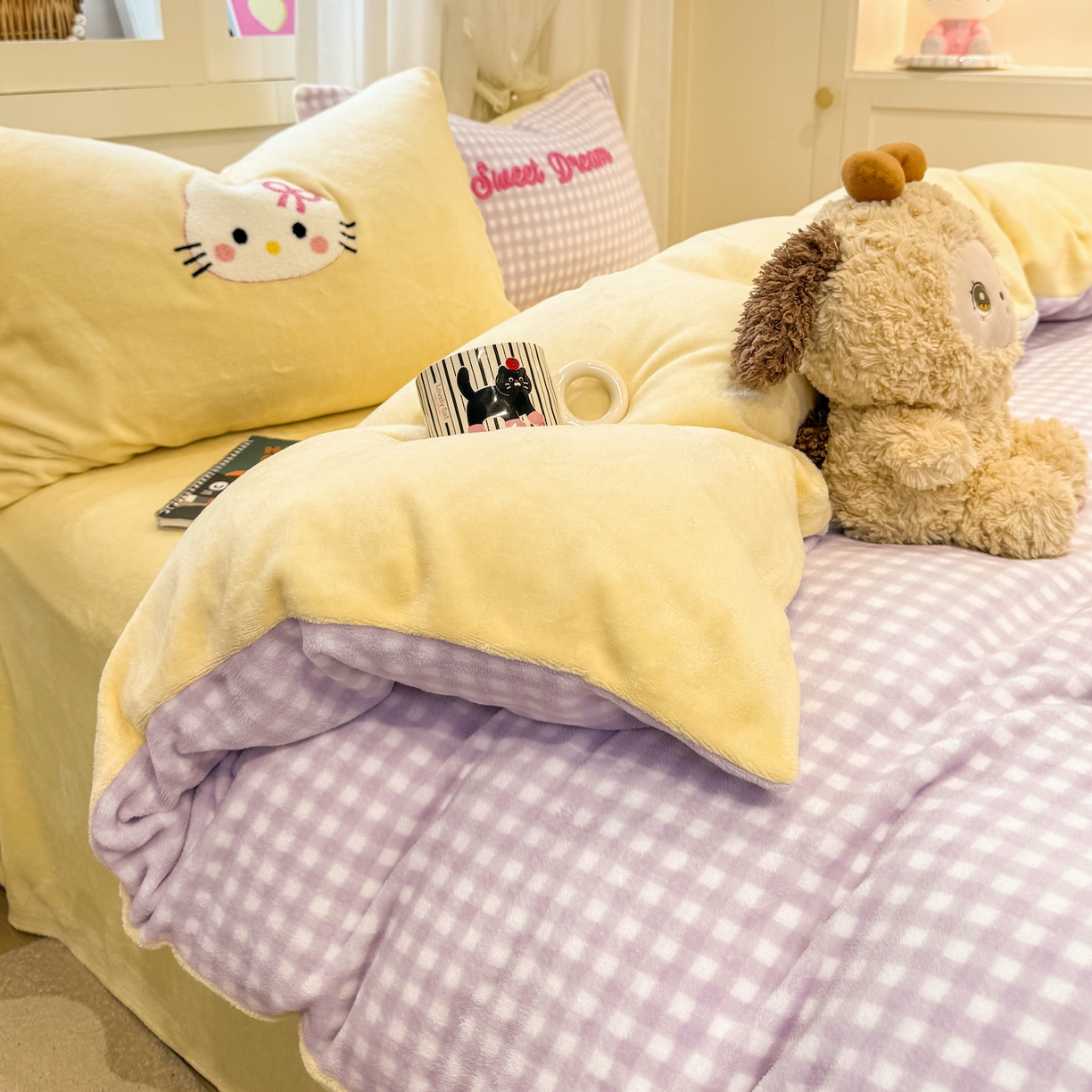 91家纺网 家纺一手货源 找家纺 灰鲸 2025新款牛奶绒毛巾贴布绣四件套-大脸喵系列 大脸喵-紫格+奶油黄