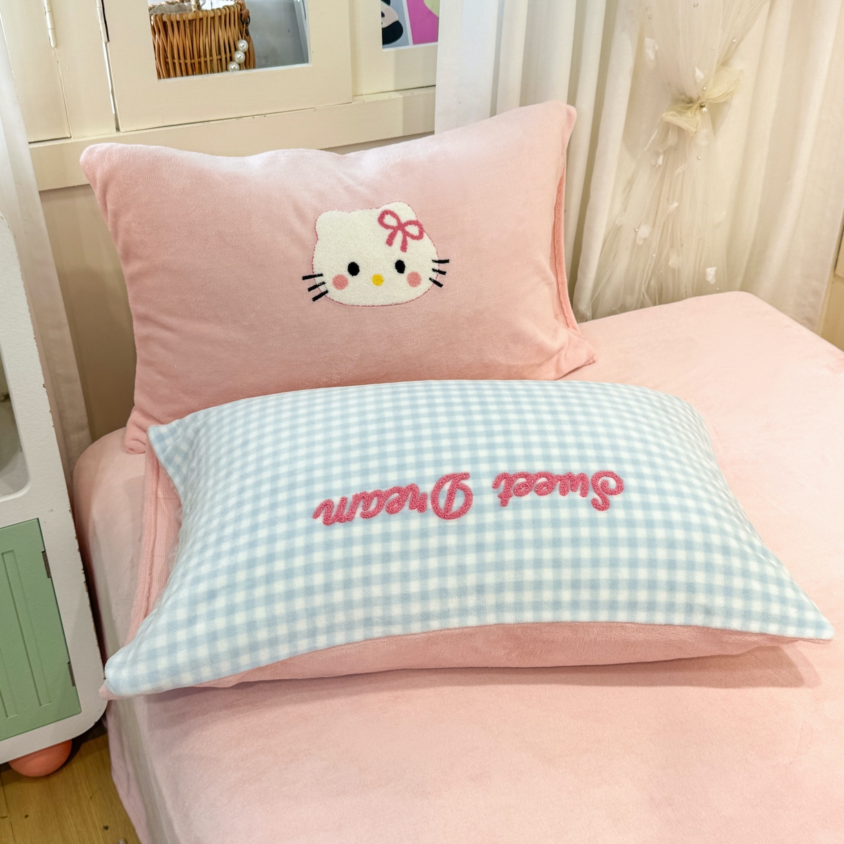 91家纺网 家纺一手货源 找家纺 灰鲸 2025新款牛奶绒毛巾贴布绣四件套-大脸喵系列 大脸喵-蓝格+可可粉