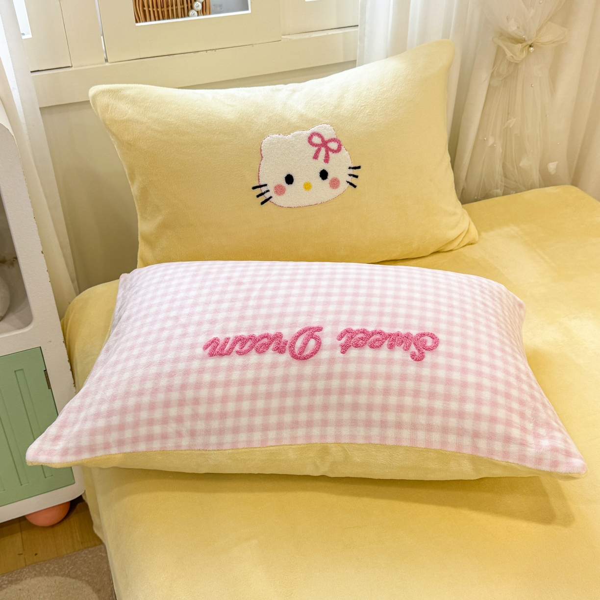 91家纺网 家纺一手货源 找家纺 灰鲸 2025新款牛奶绒毛巾贴布绣四件套-大脸喵系列 大脸喵-粉格+奶油黄