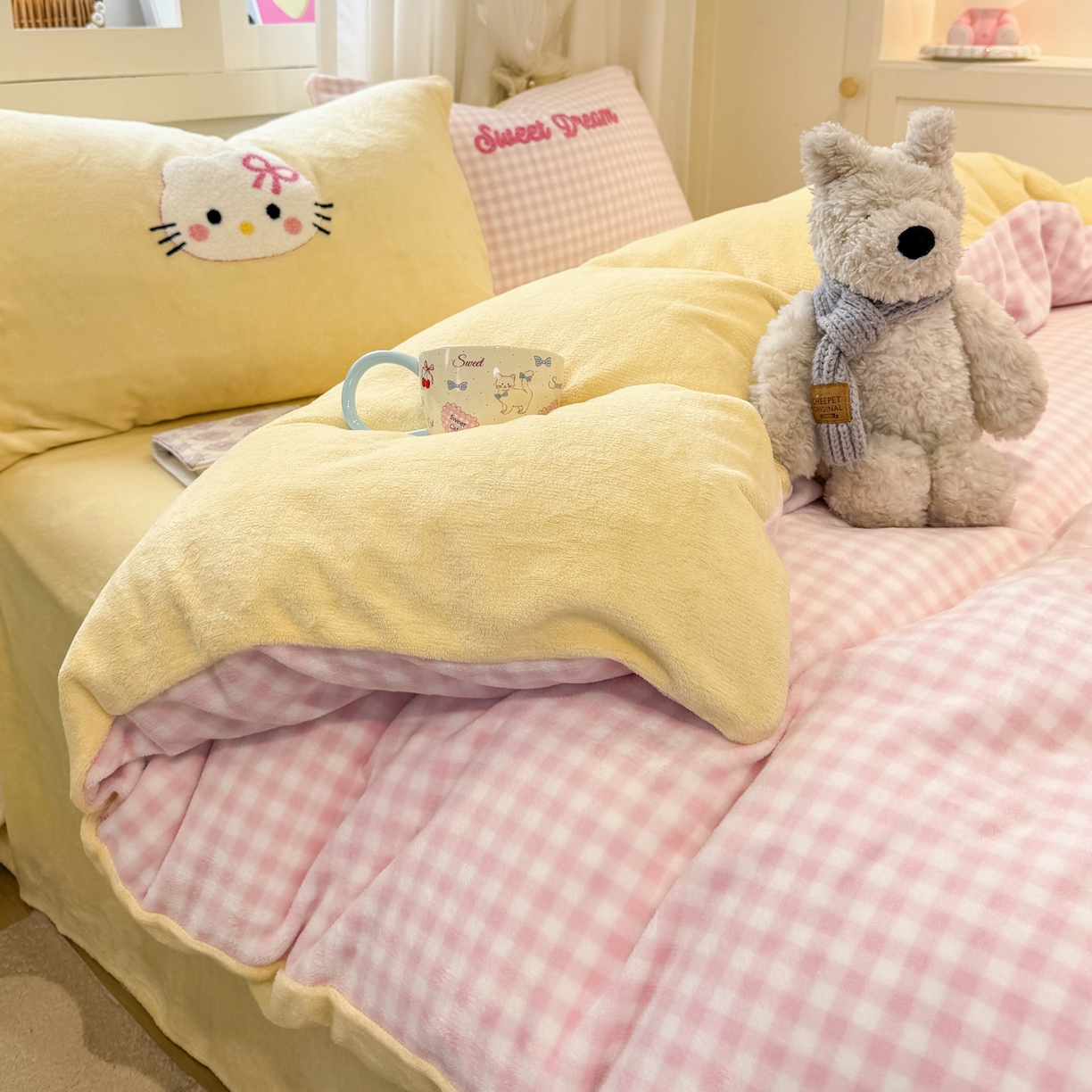 91家纺网 家纺一手货源 找家纺 灰鲸 2025新款牛奶绒毛巾贴布绣四件套-大脸喵系列 大脸喵-粉格+奶油黄