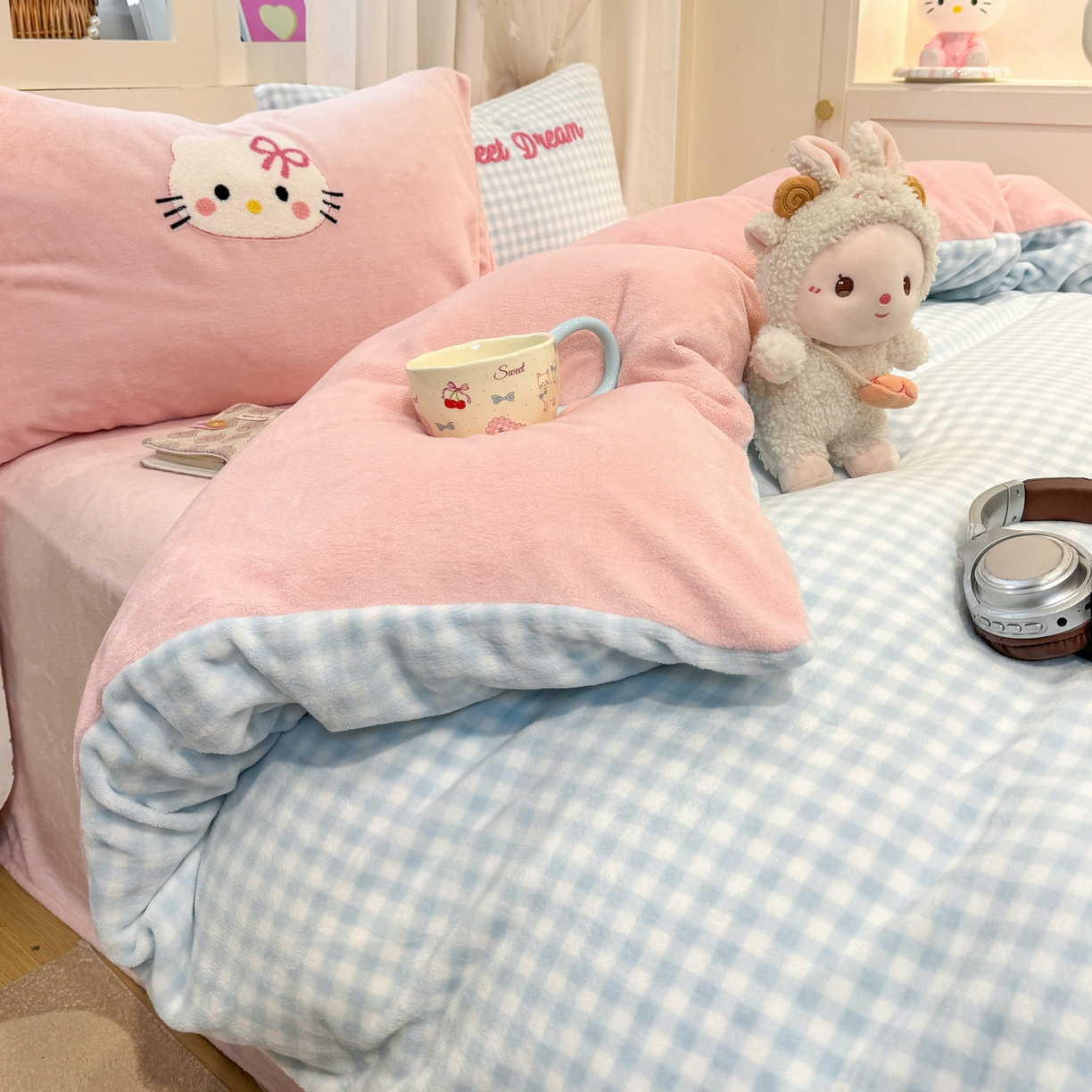 91家纺网 家纺一手货源 找家纺 灰鲸 2025新款牛奶绒毛巾贴布绣四件套-大脸喵系列 大脸喵-蓝格+可可粉