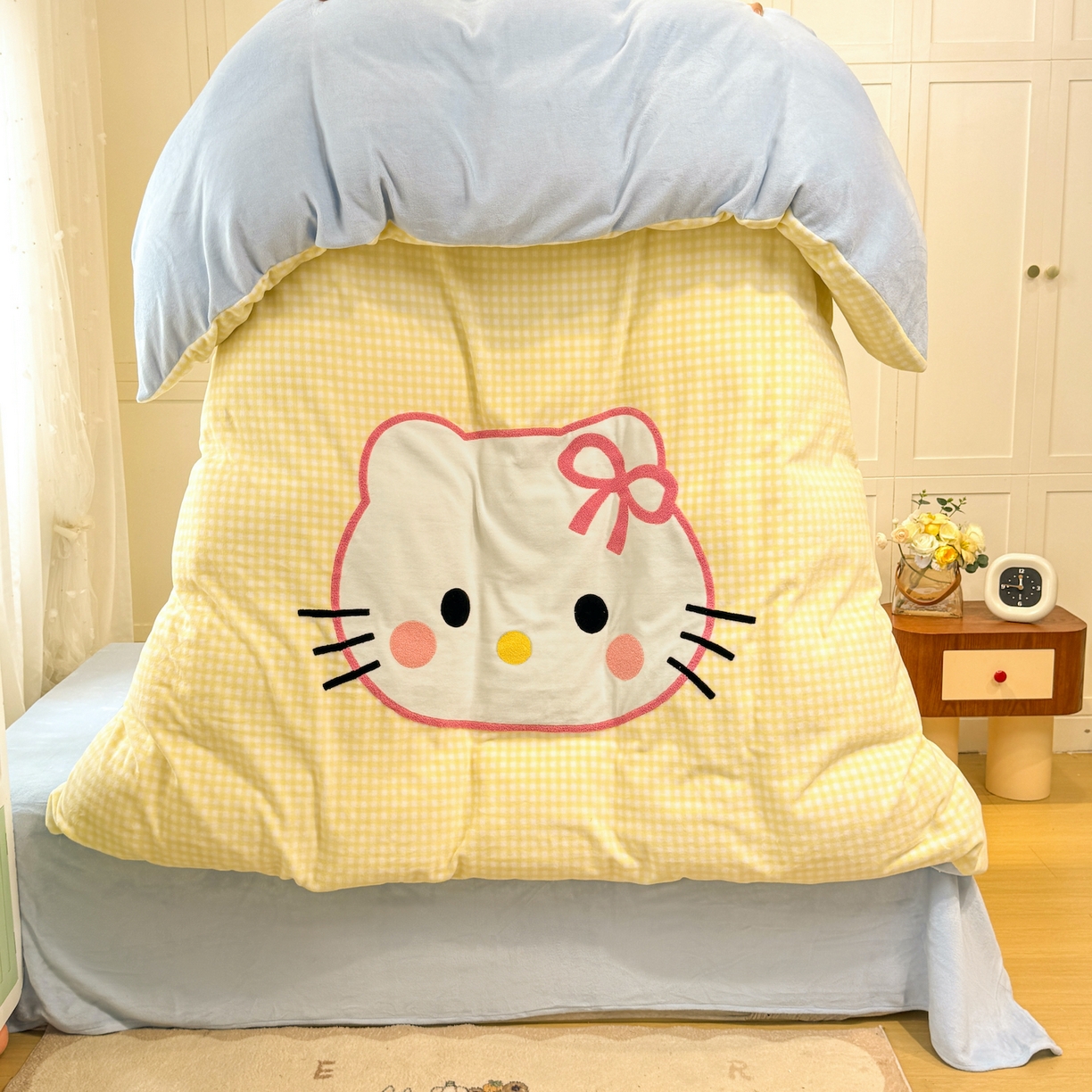 91家纺网 家纺一手货源 找家纺 灰鲸 2025新款牛奶绒毛巾贴布绣四件套-大脸喵系列 大脸喵-黄格+繁星蓝