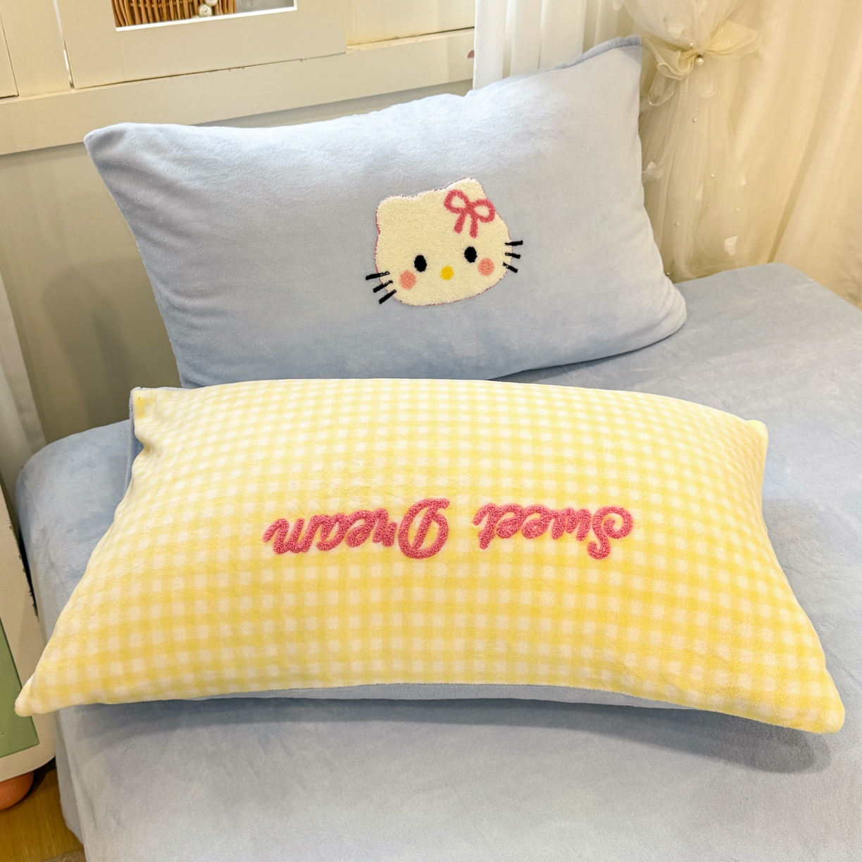 91家纺网 家纺一手货源 找家纺 灰鲸 2025新款牛奶绒毛巾贴布绣四件套-大脸喵系列 大脸喵-黄格+繁星蓝