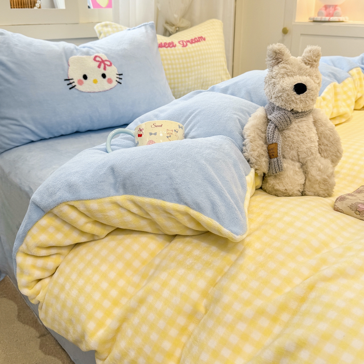 91家纺网 家纺一手货源 找家纺 灰鲸 2025新款牛奶绒毛巾贴布绣四件套-大脸喵系列 大脸喵-黄格+繁星蓝