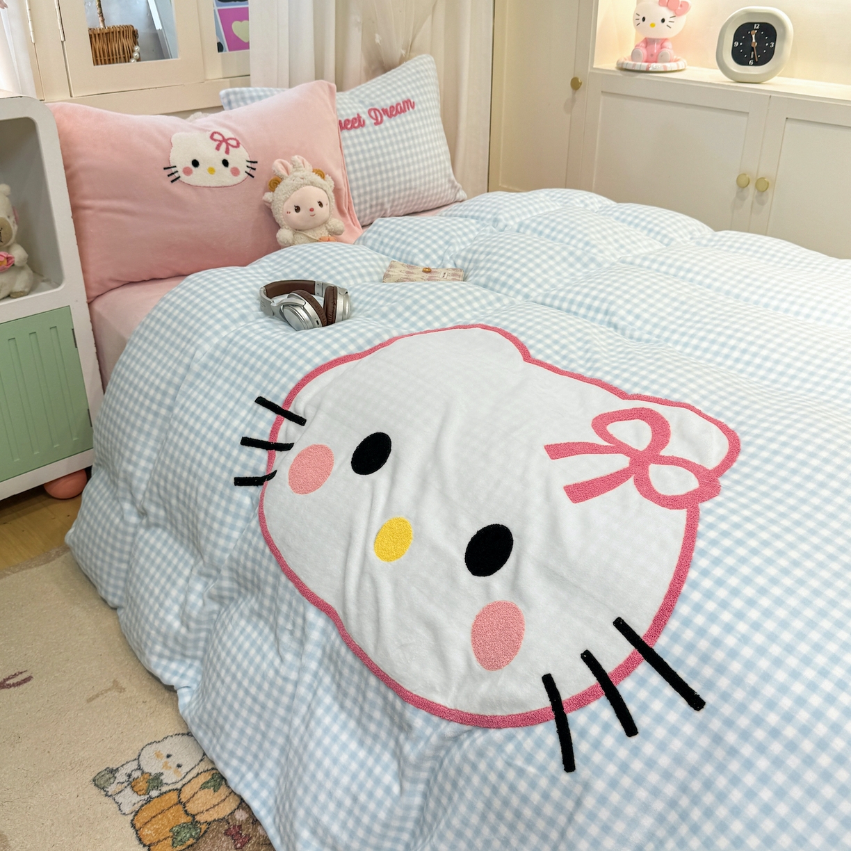 91家纺网 家纺一手货源 找家纺 灰鲸 2025新款牛奶绒毛巾贴布绣四件套-大脸喵系列 大脸喵-蓝格+可可粉