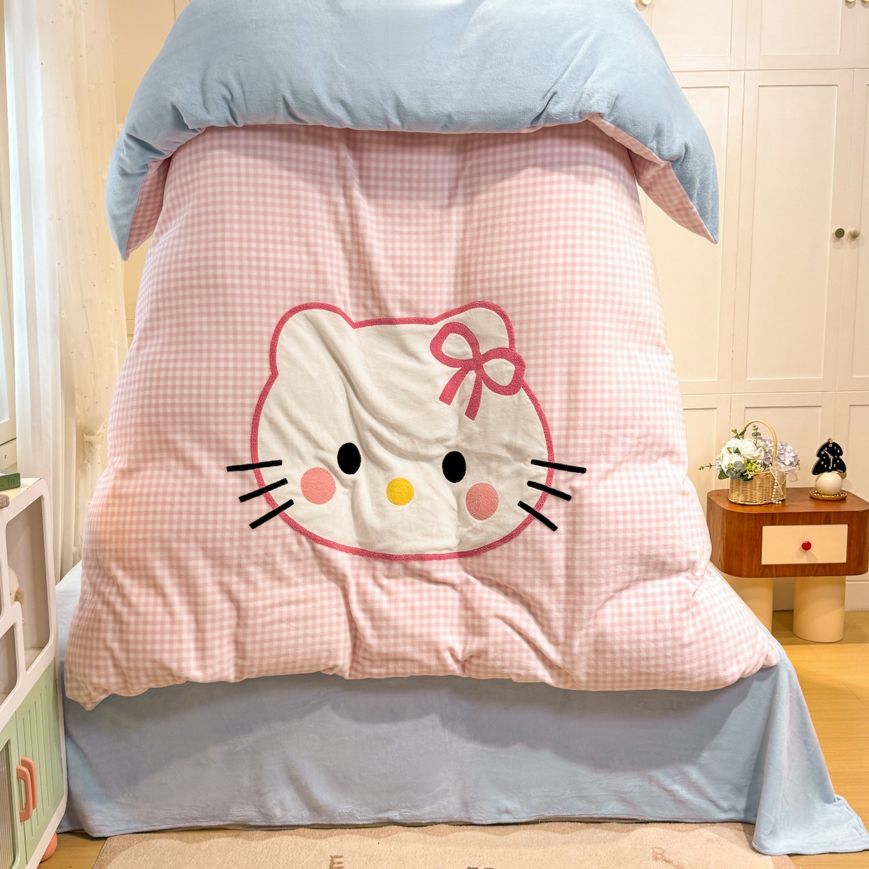 91家纺网 家纺一手货源 找家纺 灰鲸 2025新款牛奶绒毛巾贴布绣四件套-大脸喵系列 大脸喵-粉格+繁星蓝