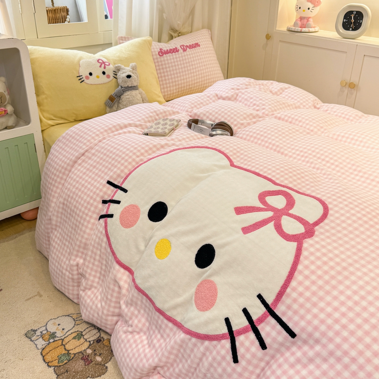 91家纺网 家纺一手货源 找家纺 灰鲸 2025新款牛奶绒毛巾贴布绣四件套-大脸喵系列 大脸喵-粉格+奶油黄