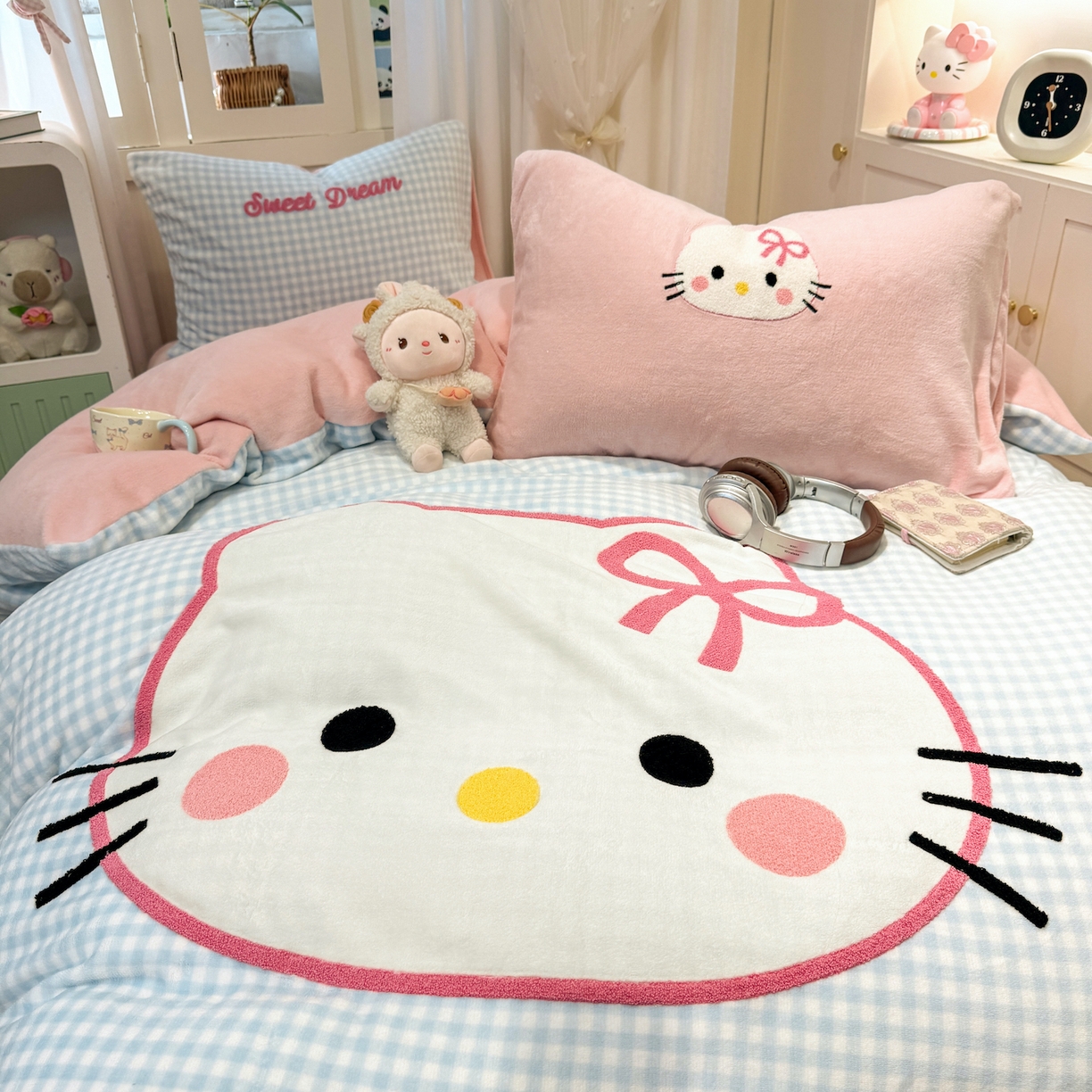 91家纺网 家纺一手货源 找家纺 灰鲸 2025新款牛奶绒毛巾贴布绣四件套-大脸喵系列 大脸喵-蓝格+可可粉