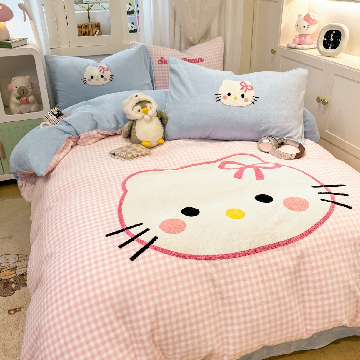 91家纺网 家纺一手货源 找家纺 灰鲸 2025新款牛奶绒毛巾贴布绣四件套-大脸喵系列 大脸喵-粉格+繁星蓝