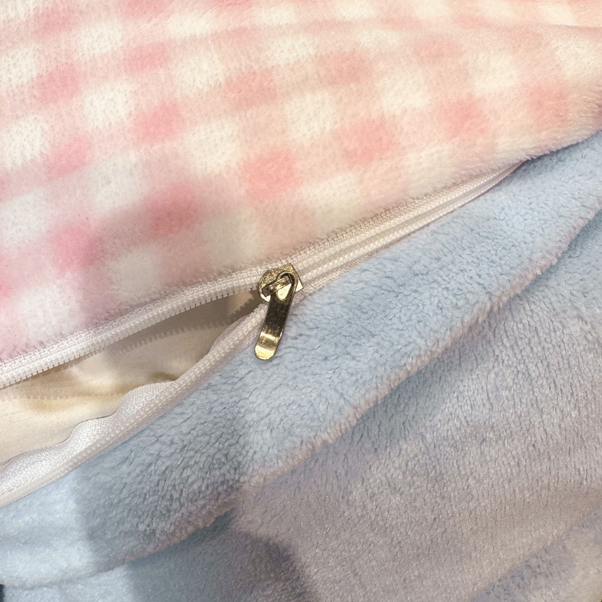 91家纺网 家纺一手货源 找家纺 灰鲸 2025新款牛奶绒毛巾贴布绣四件套-大脸喵系列 大脸喵-粉格+繁星蓝