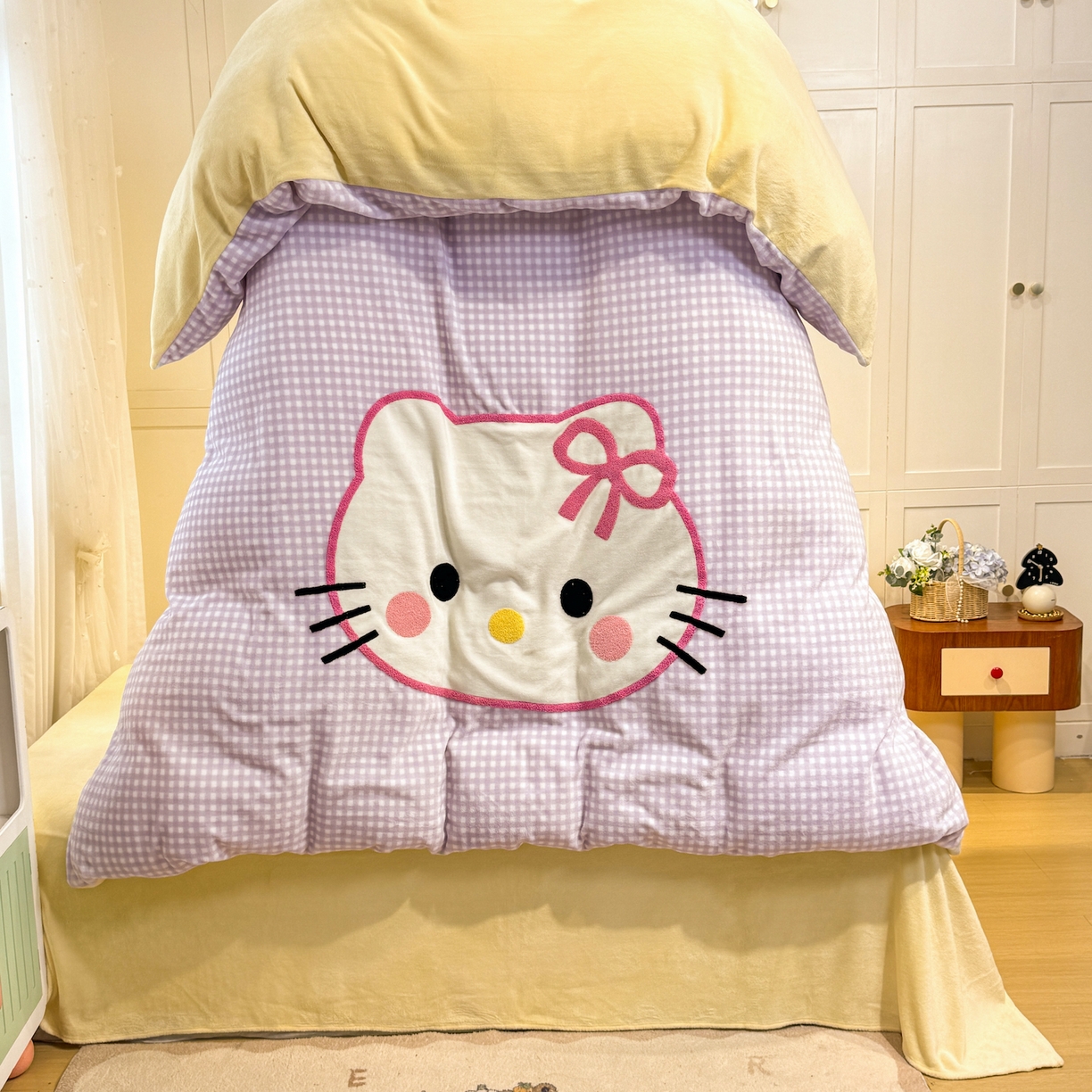 91家纺网 家纺一手货源 找家纺 灰鲸 2025新款牛奶绒毛巾贴布绣四件套-大脸喵系列 大脸喵-紫格+奶油黄