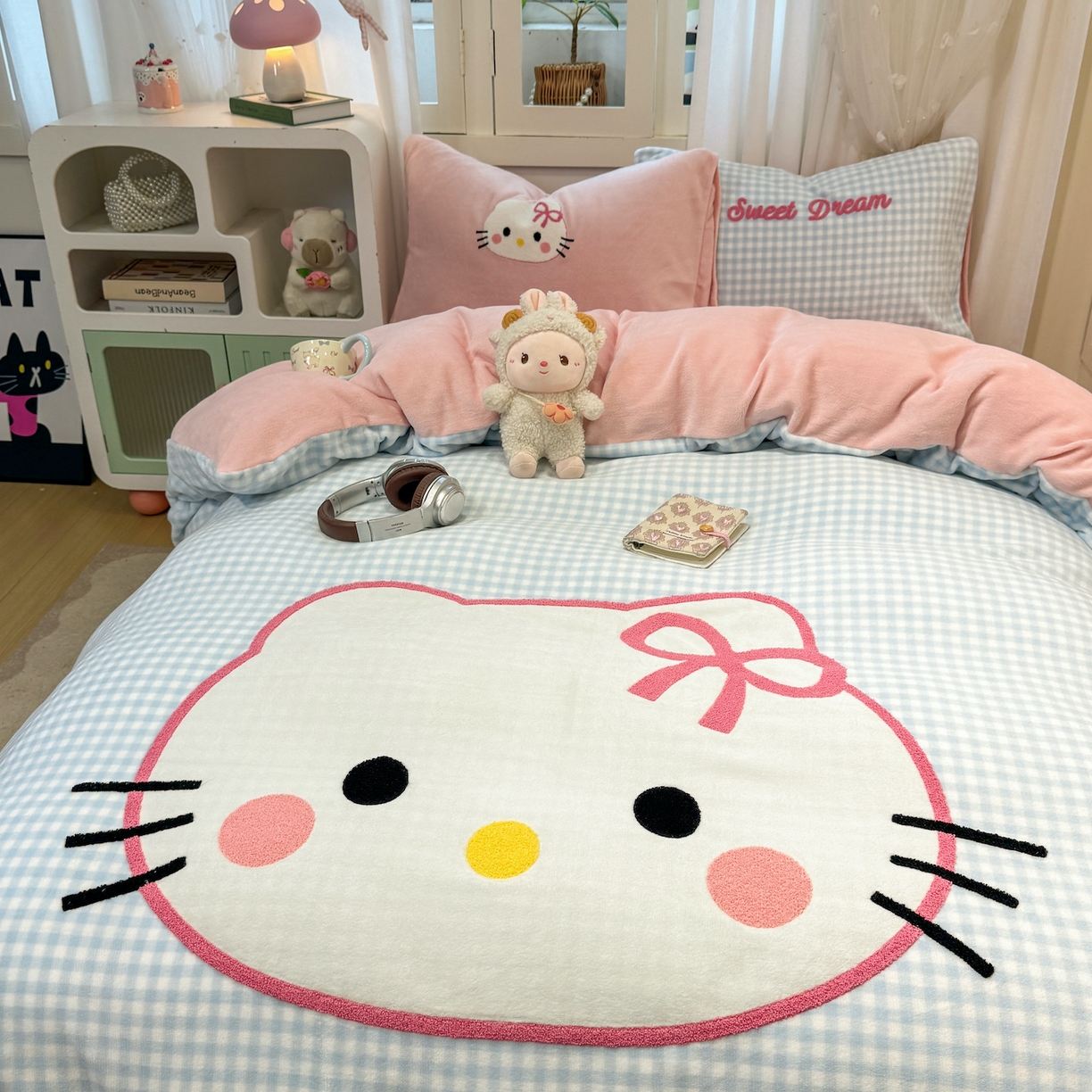 91家纺网 家纺一手货源 找家纺 灰鲸 2025新款牛奶绒毛巾贴布绣四件套-大脸喵系列 大脸喵-蓝格+可可粉