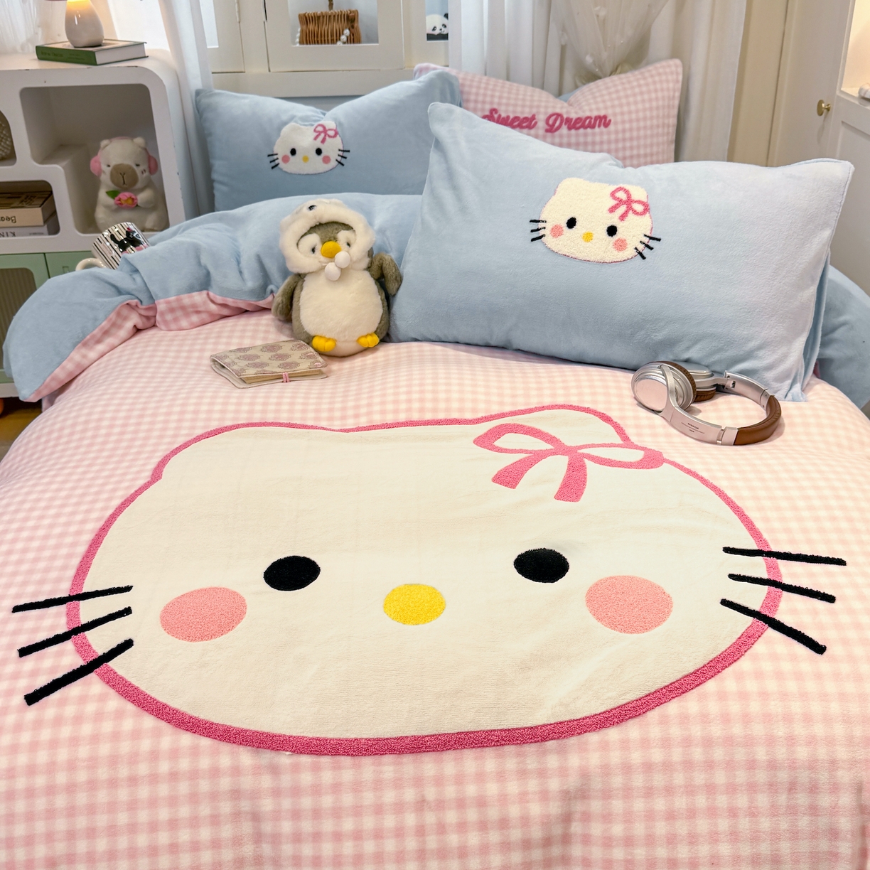 91家纺网 家纺一手货源 找家纺 灰鲸 2025新款牛奶绒毛巾贴布绣四件套-大脸喵系列 大脸喵-粉格+繁星蓝