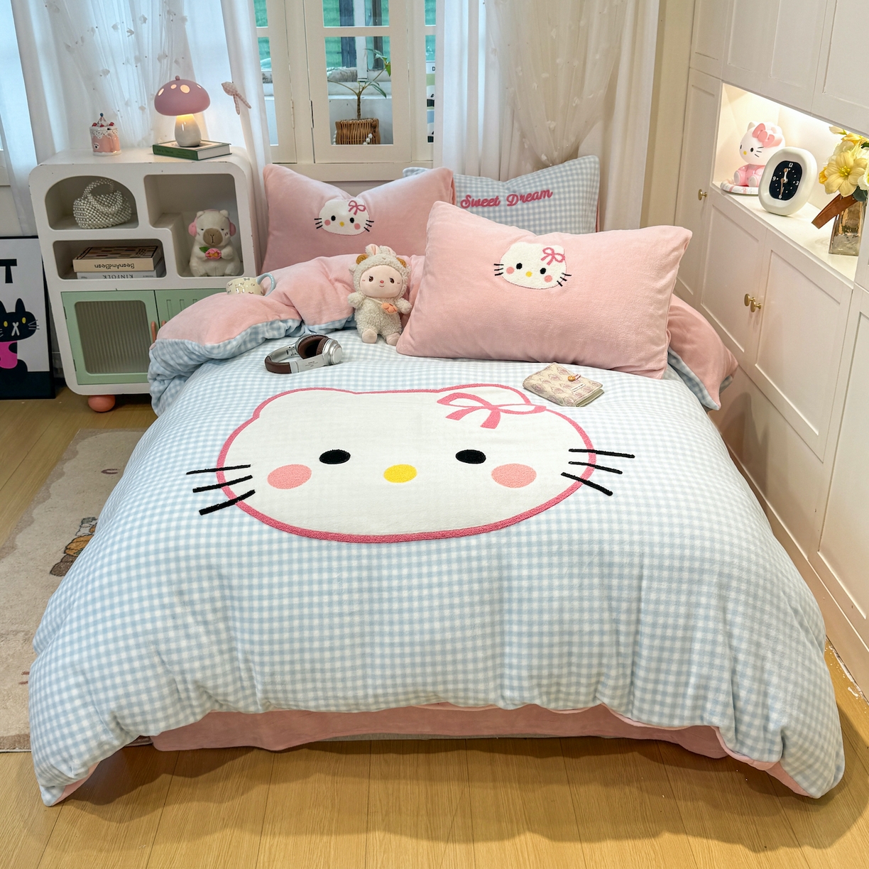 91家纺网 家纺一手货源 找家纺 灰鲸 2025新款牛奶绒毛巾贴布绣四件套-大脸喵系列 大脸喵-蓝格+可可粉