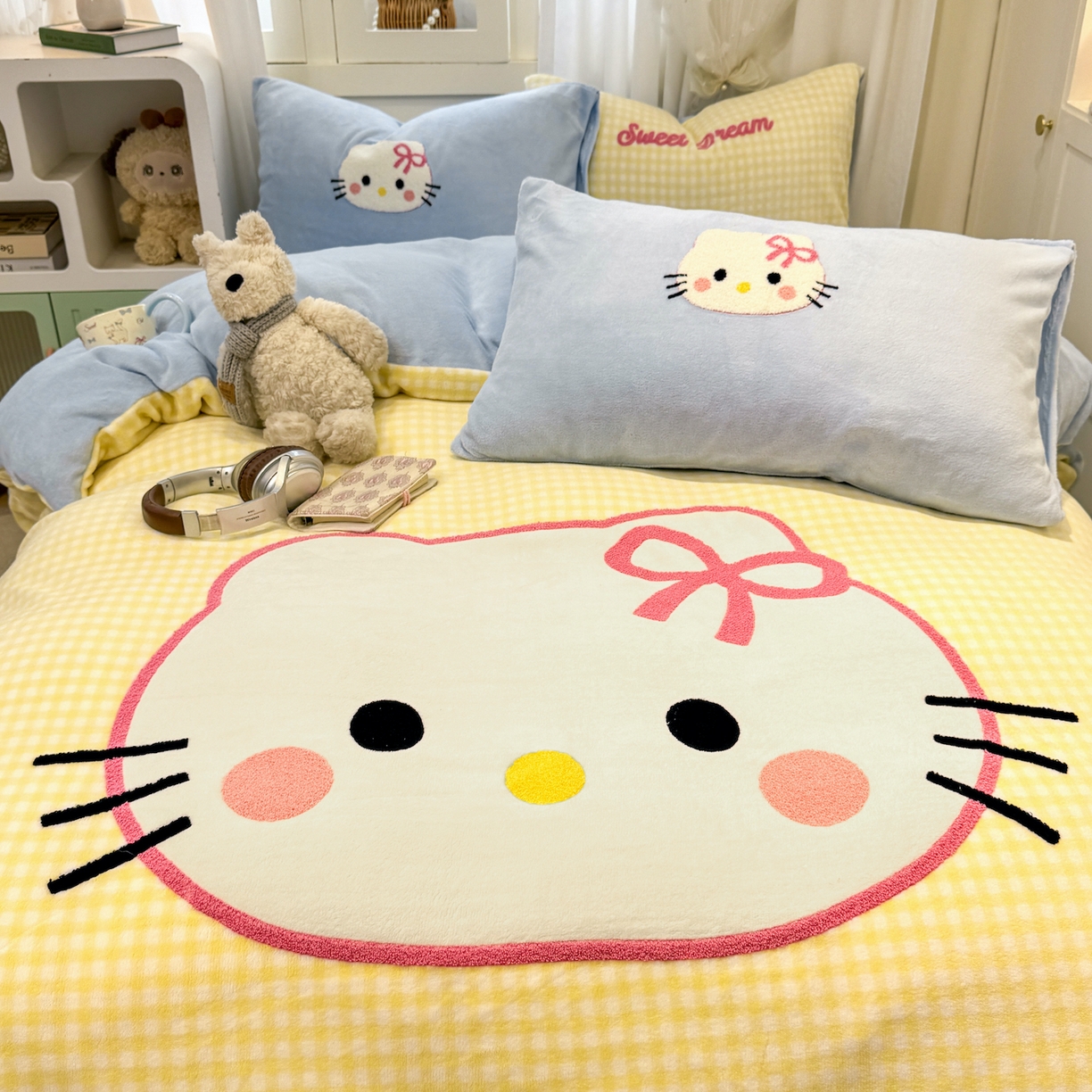 91家纺网 家纺一手货源 找家纺 灰鲸 2025新款牛奶绒毛巾贴布绣四件套-大脸喵系列 大脸喵-黄格+繁星蓝