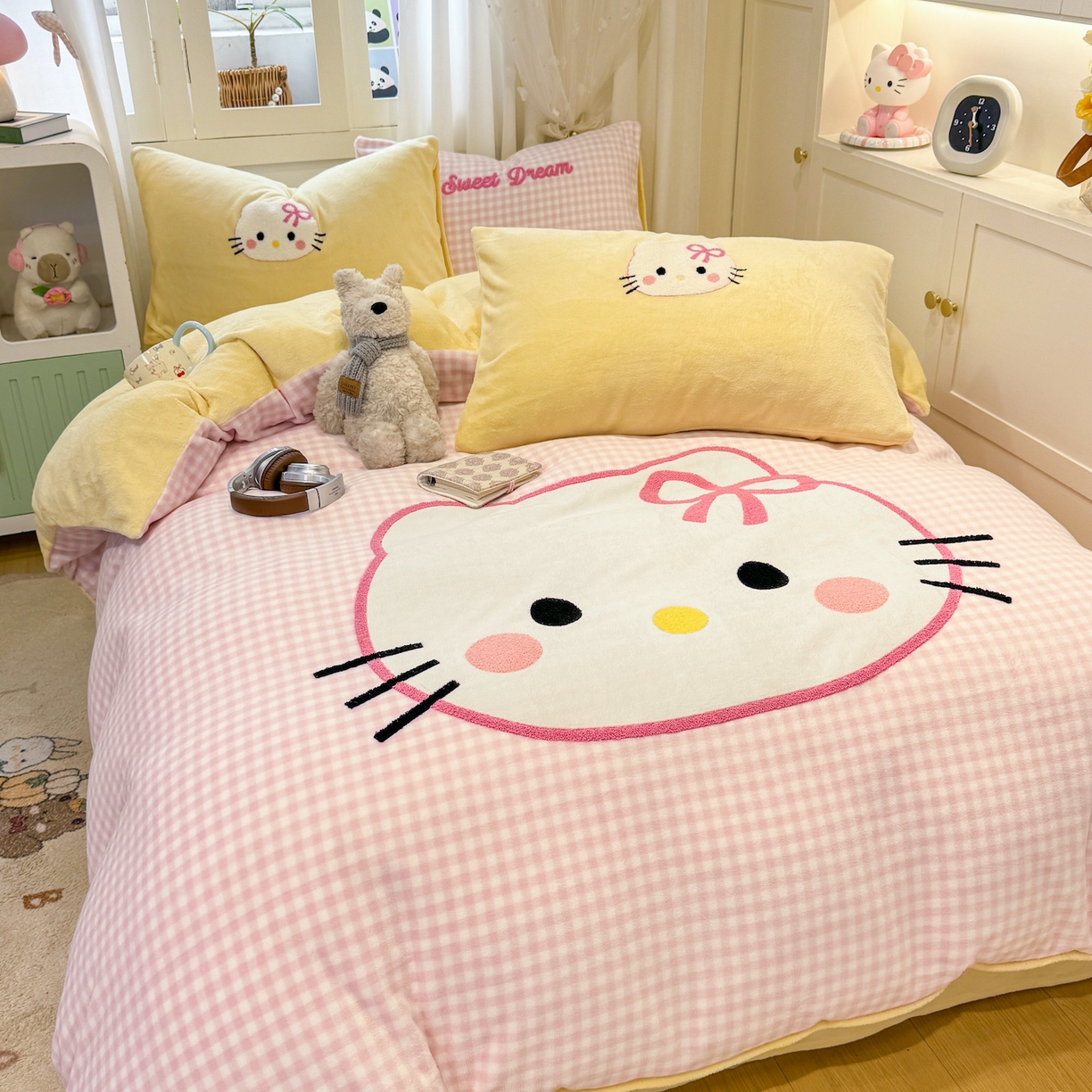 91家纺网 家纺一手货源 找家纺 灰鲸 2025新款牛奶绒毛巾贴布绣四件套-大脸喵系列 大脸喵-粉格+奶油黄