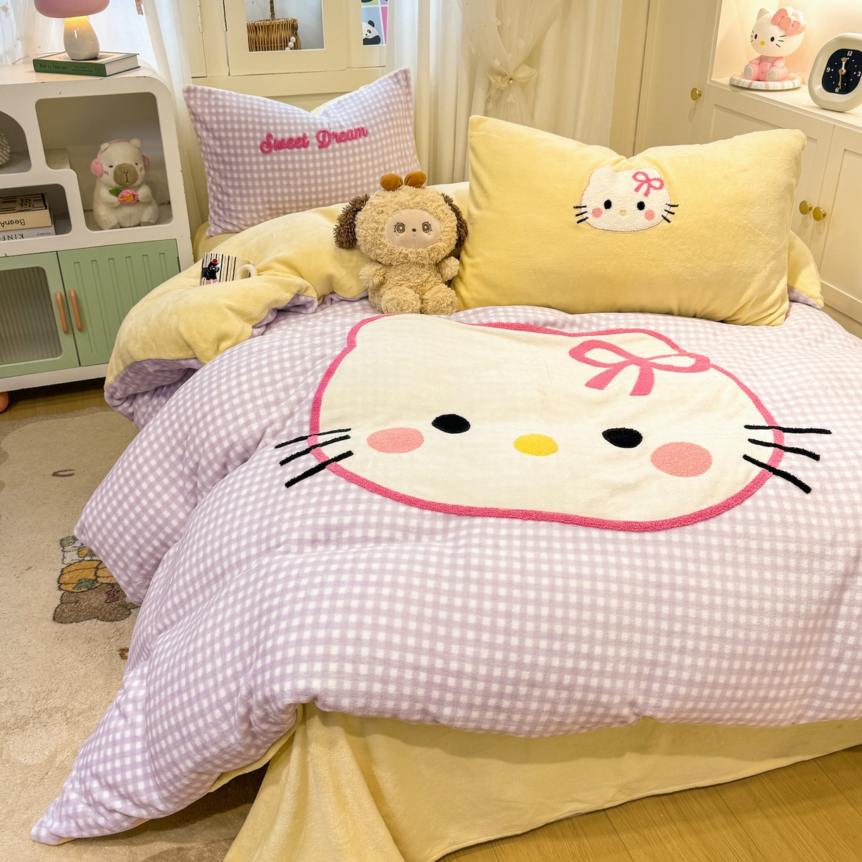 91家纺网 家纺一手货源 找家纺 灰鲸 2025新款牛奶绒毛巾贴布绣四件套-大脸喵系列 大脸喵-紫格+奶油黄