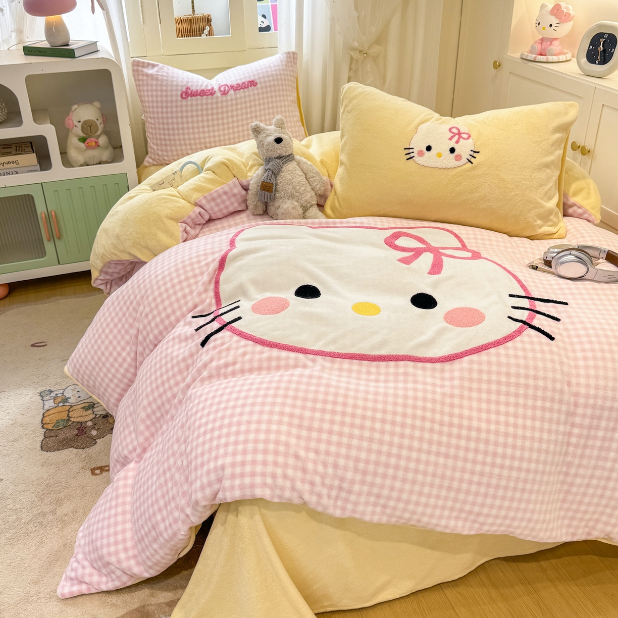 91家纺网 家纺一手货源 找家纺 灰鲸 2025新款牛奶绒毛巾贴布绣四件套-大脸喵系列 大脸喵-粉格+奶油黄