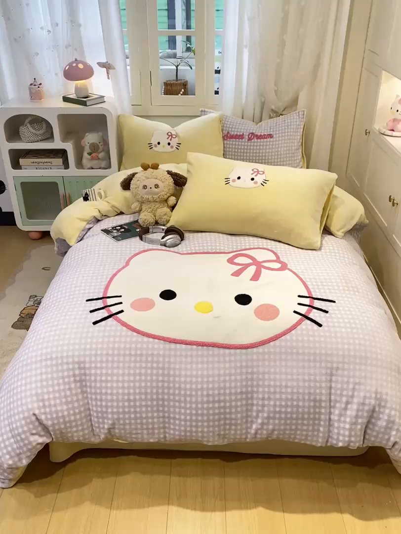 91家纺网 家纺一手货源 找家纺 灰鲸 2025新款牛奶绒毛巾贴布绣四件套-大脸喵系列 大脸喵-紫格+奶油黄