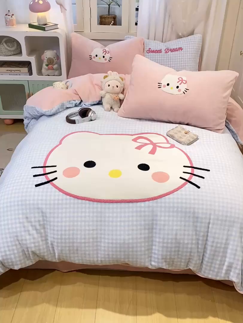 91家纺网 家纺一手货源 找家纺 灰鲸 2025新款牛奶绒毛巾贴布绣四件套-大脸喵系列 大脸喵-蓝格+可可粉