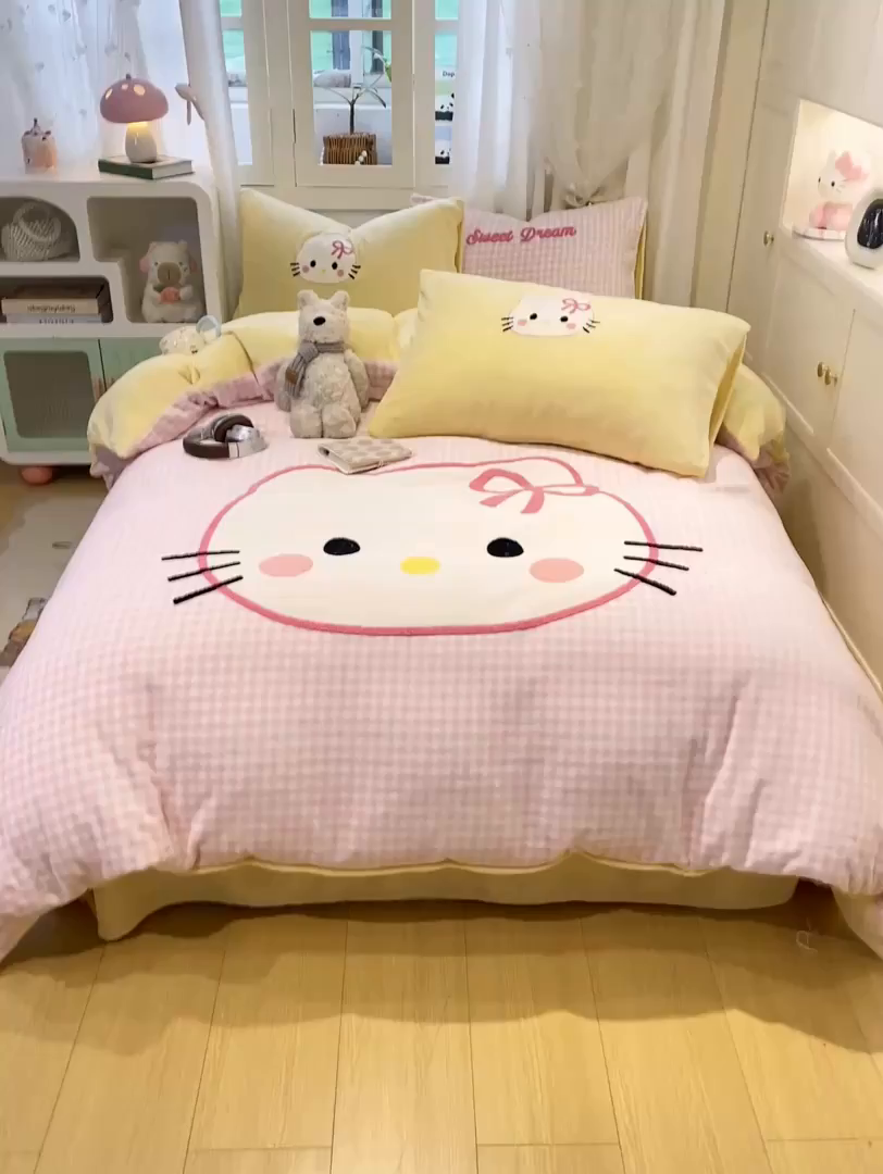 91家纺网 家纺一手货源 找家纺 灰鲸 2025新款牛奶绒毛巾贴布绣四件套-大脸喵系列 大脸喵-粉格+奶油黄