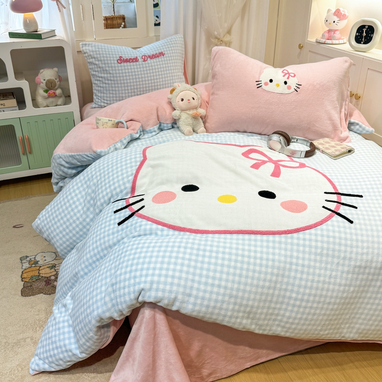 91家纺网 家纺一手货源 找家纺 灰鲸 2025新款牛奶绒毛巾贴布绣四件套-大脸喵系列 大脸喵-蓝格+可可粉