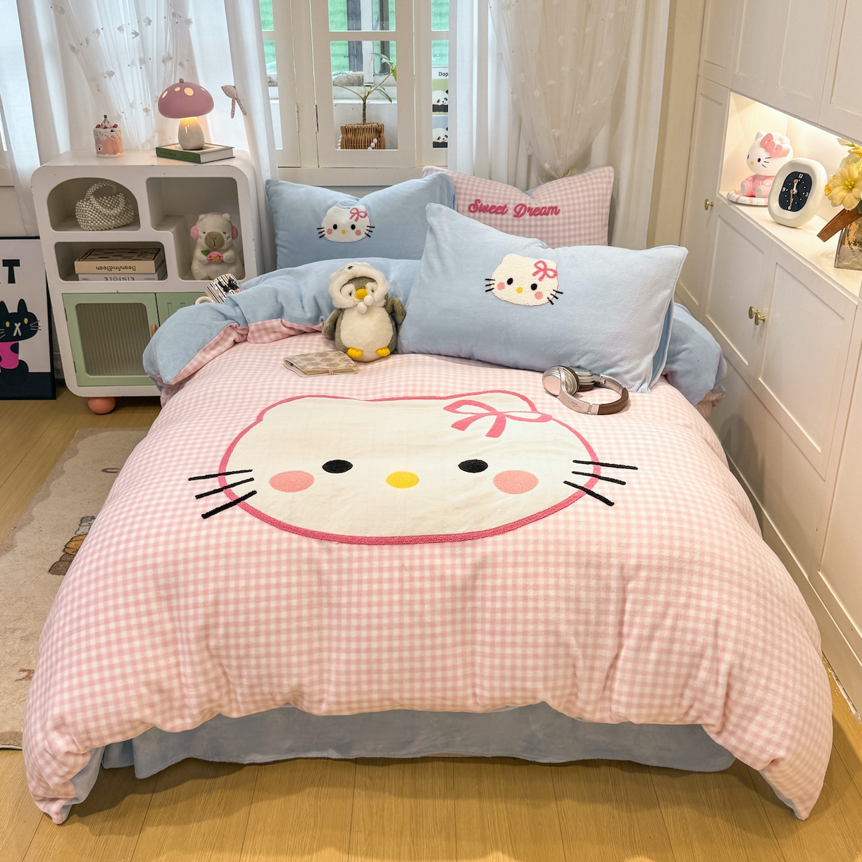 91家纺网 家纺一手货源 找家纺 灰鲸 2025新款牛奶绒毛巾贴布绣四件套-大脸喵系列 大脸喵-粉格+繁星蓝