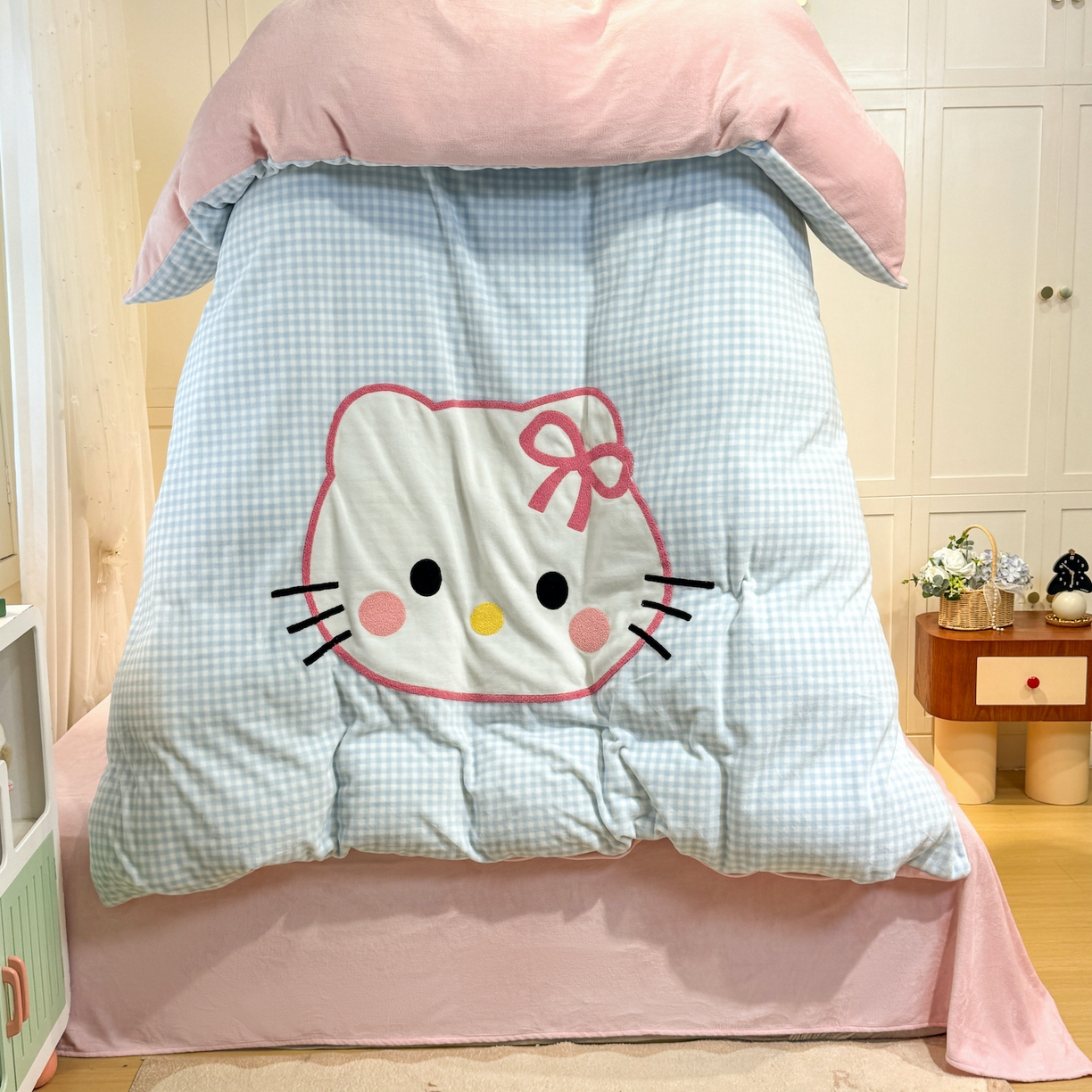 91家纺网 家纺一手货源 找家纺 灰鲸 2025新款牛奶绒毛巾贴布绣四件套-大脸喵系列 大脸喵-蓝格+可可粉