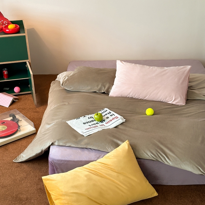 91家纺网 家纺一手货源 找家纺 例外 2025新款日式良品190克高克重天鹅绒HD混搭系列四件套 HD卡其