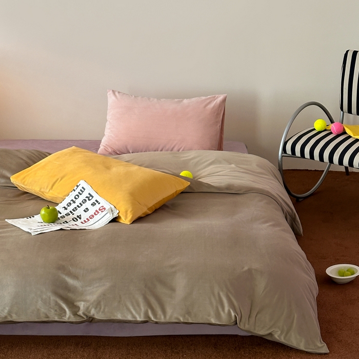 91家纺网 家纺一手货源 找家纺 例外 2025新款日式良品190克高克重天鹅绒HD混搭系列四件套 HD卡其