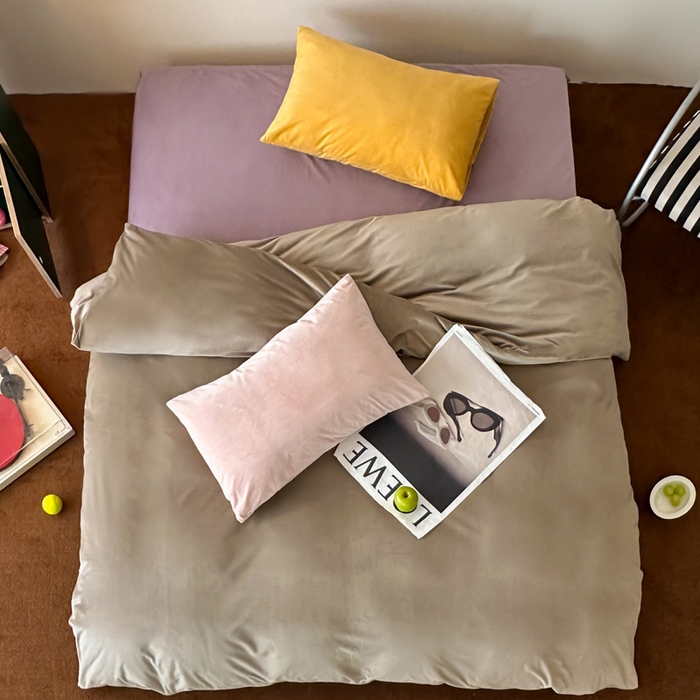 91家纺网 家纺一手货源 找家纺 例外 2025新款日式良品190克高克重天鹅绒HD混搭系列四件套 HD卡其