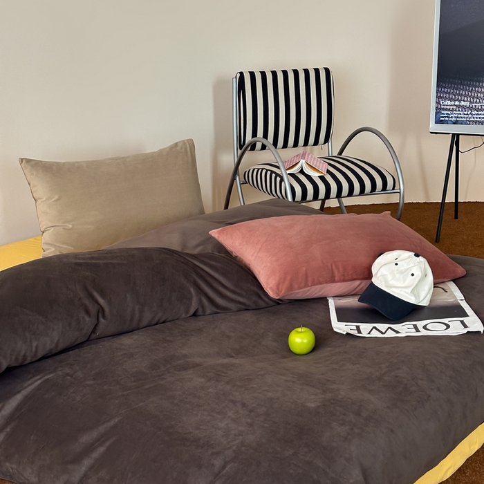 91家纺网 家纺一手货源 找家纺 例外 2025新款日式良品190克高克重天鹅绒HD混搭系列四件套 HD咖啡