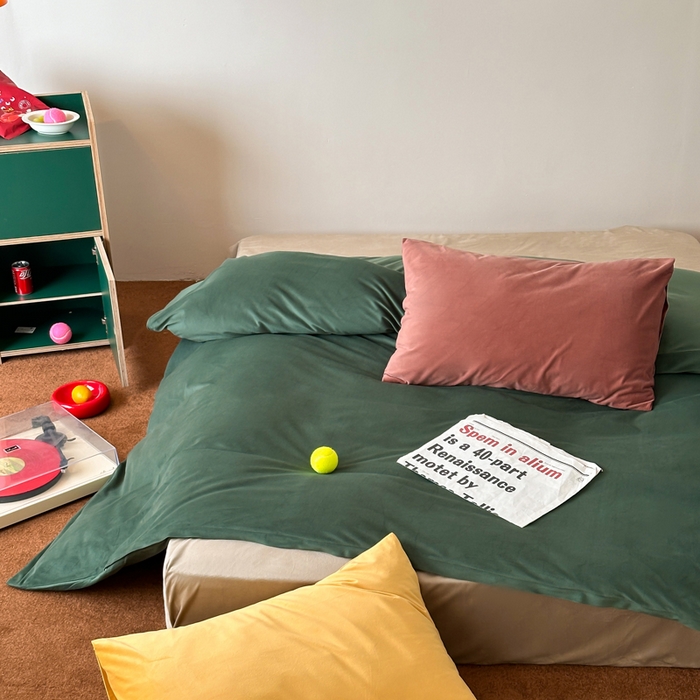 91家纺网 家纺一手货源 找家纺 例外 2025新款日式良品190克高克重天鹅绒HD混搭系列四件套 HD墨绿