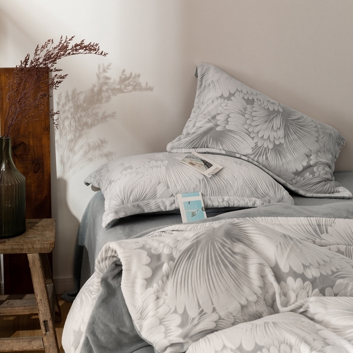 91家纺网 家纺一手货源 找家纺 （总）朵希曼 2025新款高克重加厚雕花绒牛奶绒四件套系列