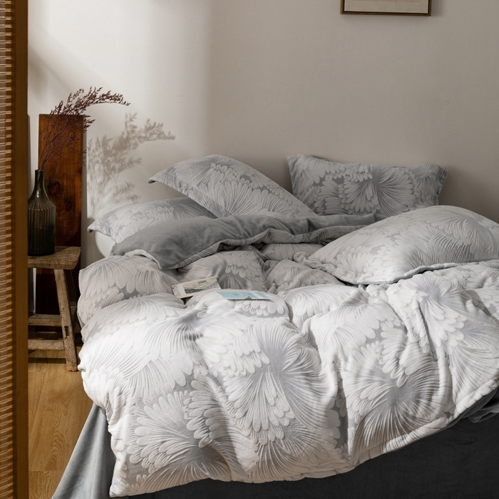 91家纺网 家纺一手货源 找家纺 （总）朵希曼 2025新款高克重加厚雕花绒牛奶绒四件套系列