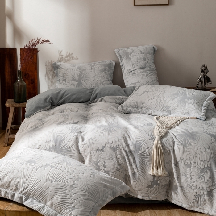 91家纺网 家纺一手货源 找家纺 （总）朵希曼 2025新款高克重加厚雕花绒牛奶绒四件套系列