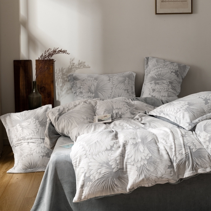 91家纺网 家纺一手货源 找家纺 （总）朵希曼 2025新款高克重加厚雕花绒牛奶绒四件套系列