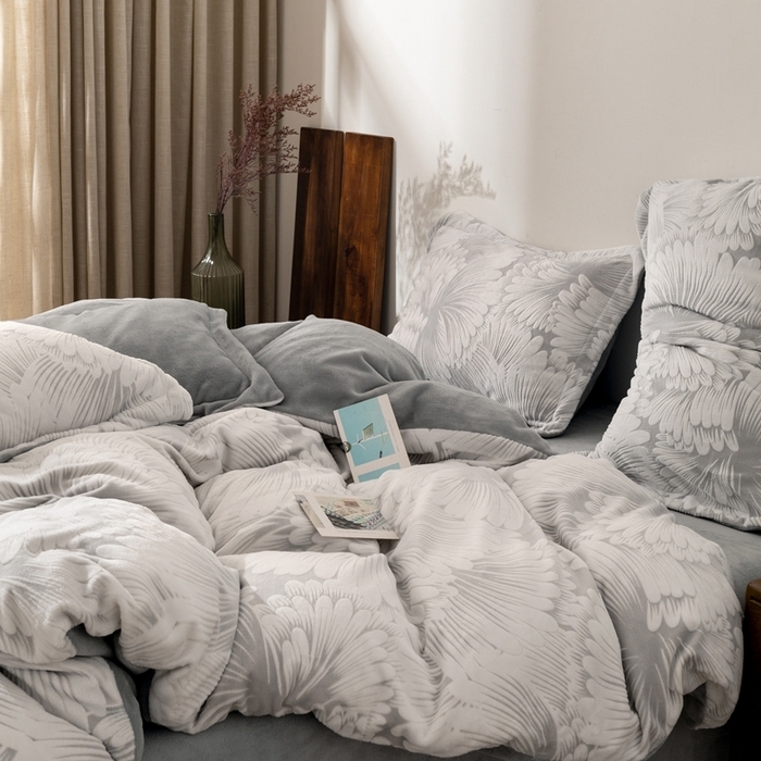 91家纺网 家纺一手货源 找家纺 （总）朵希曼 2025新款高克重加厚雕花绒牛奶绒四件套系列