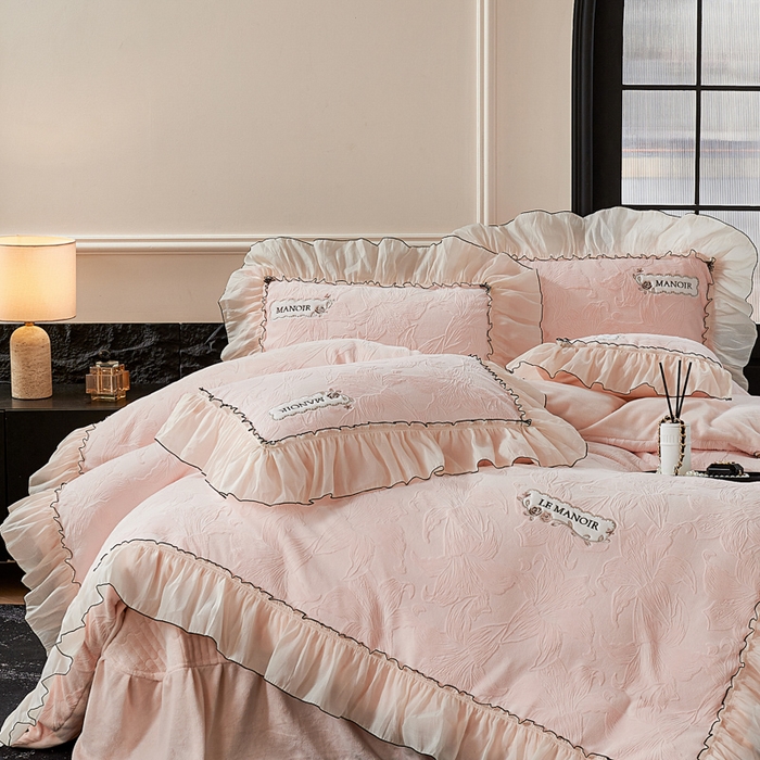 91家纺网 家纺一手货源 找家纺 （总）木兰花 2025新款雕花全消光牛奶绒床盖款四件套