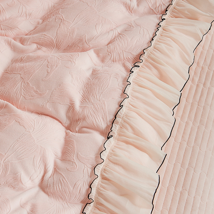 91家纺网 家纺一手货源 找家纺 木兰花 2025新款雕花全消光牛奶绒床盖款四件套 浪漫花语-粉