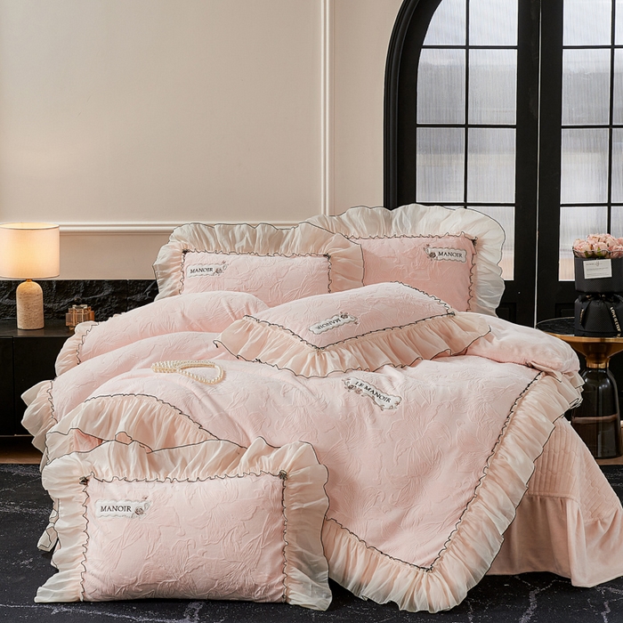 91家纺网 家纺一手货源 找家纺 木兰花 2025新款雕花全消光牛奶绒床盖款四件套 浪漫花语-粉